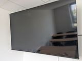 un téléviseur à écran plat fixé au mur dans une salle de classe