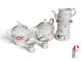un ensemble de théières et de tasses en porcelaine posées sur une table