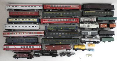 un grand nombre de trains miniatures qui se trouvent sur la table