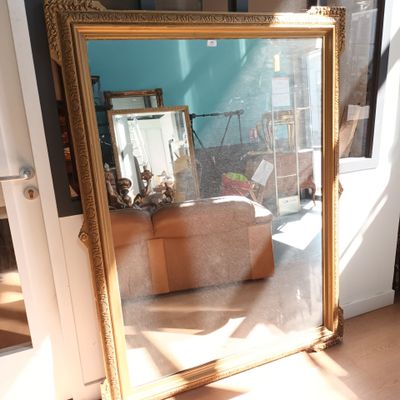 Un miroir de cheminée en bois et stuc doré (redoré)