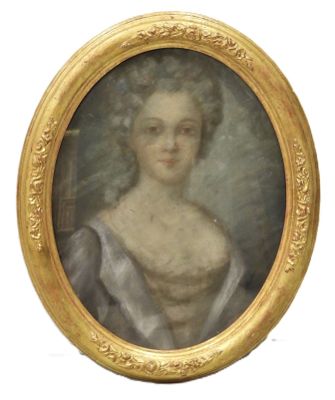 portrait d'une femme en robe blanche dans un cadre doré
