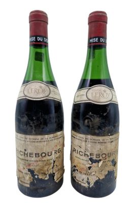 deux bouteilles de vin sont posées l'une à côté de l'autre sur une surface blanche