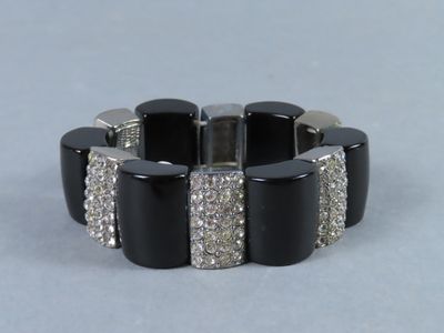 bracelet noir et argenté orné de cristaux sur fond blanc