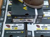 des boîtes de chaussures sont empilées sur une table