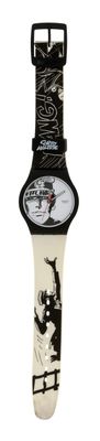 une montre en noir et blanc sur laquelle figure l'image d'un homme sur un skateboard