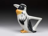 une figurine représentant un oiseau posé sur une table
