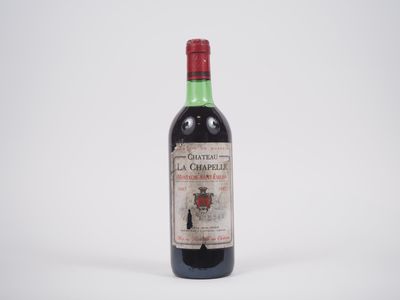 une bouteille de vin rouge posée sur une table blanche