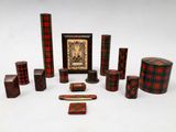 un grand nombre d'objets différents posés sur une table