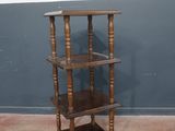 une étagère en bois surmontée de trois tablettes