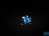 un saphir bleu sur un fond noir