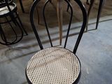 une chaise placée devant une table dans une pièce