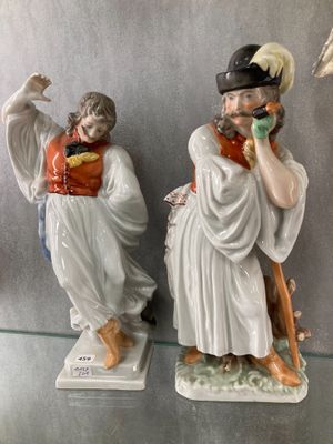 deux figurines représentant un homme et une femme, posées sur une étagère