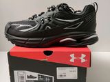 une paire de chaussures noires et rouges posée sur une boîte