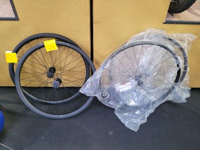 deux vélos posés l'un à côté de l'autre par terre