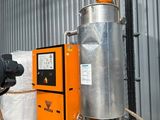 une machine qui se trouve à l'intérieur d'un bâtiment