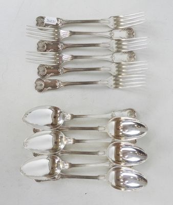 Plusieurs cuillères et fourchettes en argent sont alignées sur une surface blanche