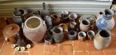 de nombreux vases posés sur le sol les uns à côté des autres