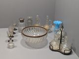 il y a de nombreux objets en verre sur la table dans cette pièce