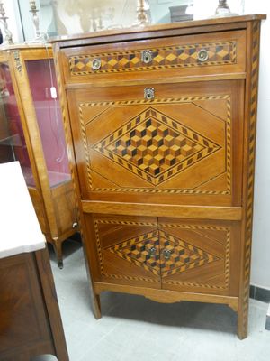 une armoire en bois ornée d'un motif en damier