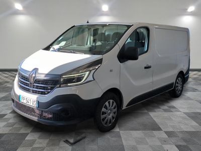la camionnette blanche est garée sur le sol en damier d'une pièce