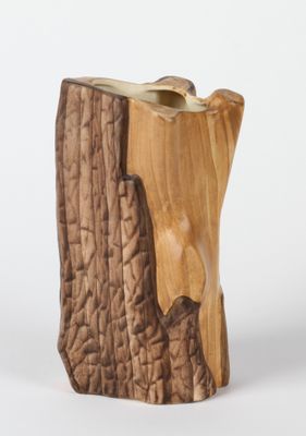 un bougeoir en bois orné d'un motif représentant une souche d'arbre