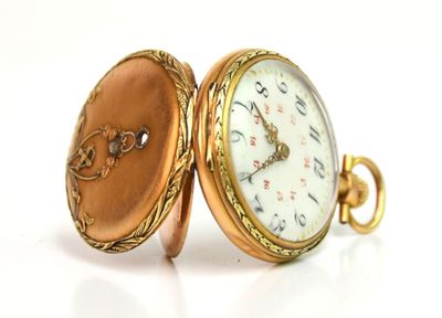 une image d'une montre de poche en gros plan sur une surface blanche