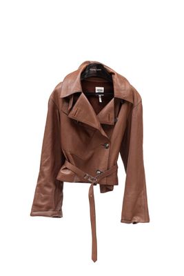 La veste est marron et comporte un cordon autour du col.