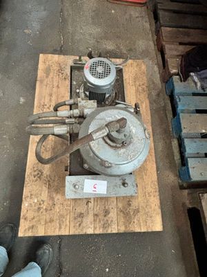 une machine posée sur une palette
