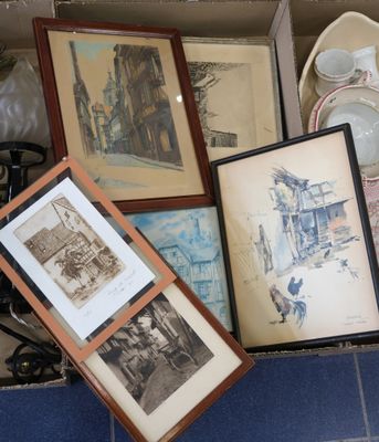 une boîte remplie de photos encadrées et des photos par terre