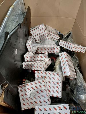 une boîte remplie de papier toilette et d'autres articles