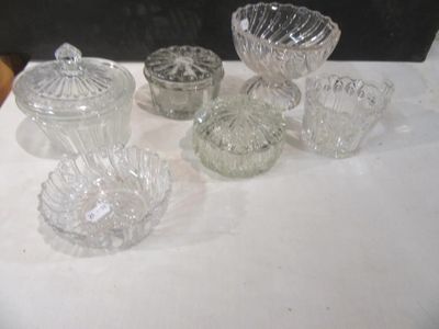 un grand nombre d'objets en verre posés sur une table