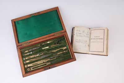 une boîte sur laquelle on voit un livre ouvert et un autre livre à l'intérieur