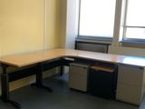 un bureau dans une pièce vide dotée de deux fenêtres