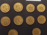 certaines de ces pièces d'or sont exposées dans une vitrine