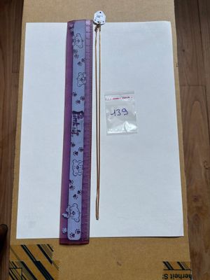 une feuille de papier et une règle posées sur une table