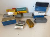 tout un tas de boîtes de toutes sortes sur la table