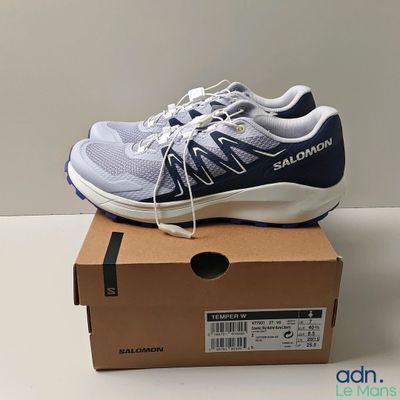 des chaussures de course Salomo dans une boîte posée sur une table