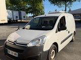la camionnette blanche est garée sur le parking à côté du bâtiment