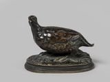 une image représentant une statue en bronze d'un oiseau posée sur un socle