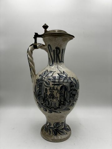 Grand pot / pichet en faïences à décor polychrome. Marque sous la...