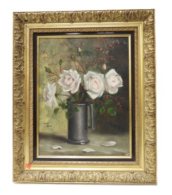 tableau représentant des roses blanches dans un vase argenté posé sur une table