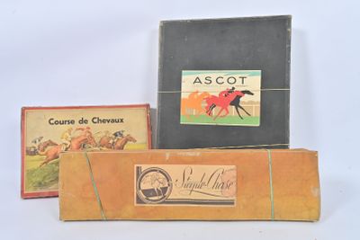 trois boîtes contenant des objets divers, posées sur une surface blanche
