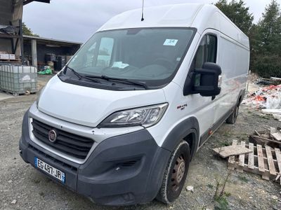 une camionnette blanche garée dans la poussière