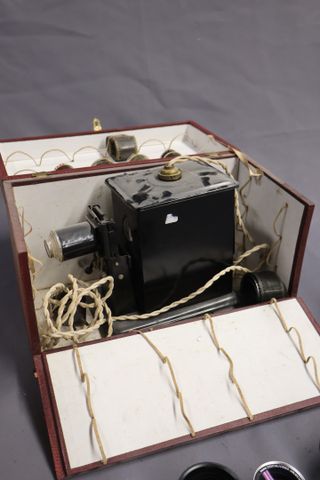 LAPIERRE-CINEMA : projecteur en tôle dans son coffret, joints obj...