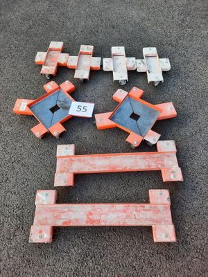 a bunch of orange pallets sitting on the ground next to each other