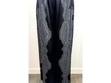 une jupe longue noire et blanche à motifs noirs et blancs