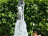 une statue de femme tenant un enfant sur un piédestal