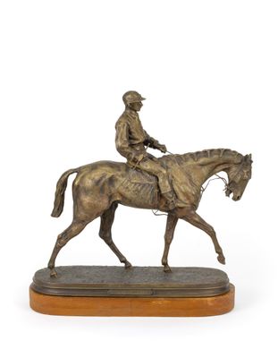 statue d'un homme à cheval sur un socle en bois