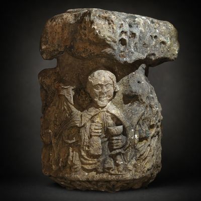 Exceptionnelle base de croix romane du 13e siècle