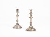 une paire de chandeliers en argent sur fond blanc